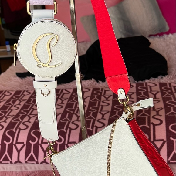 Christian Louboutin
Loubila Hybrid Crossbody in
Grained Leather - Picture 14 of 16